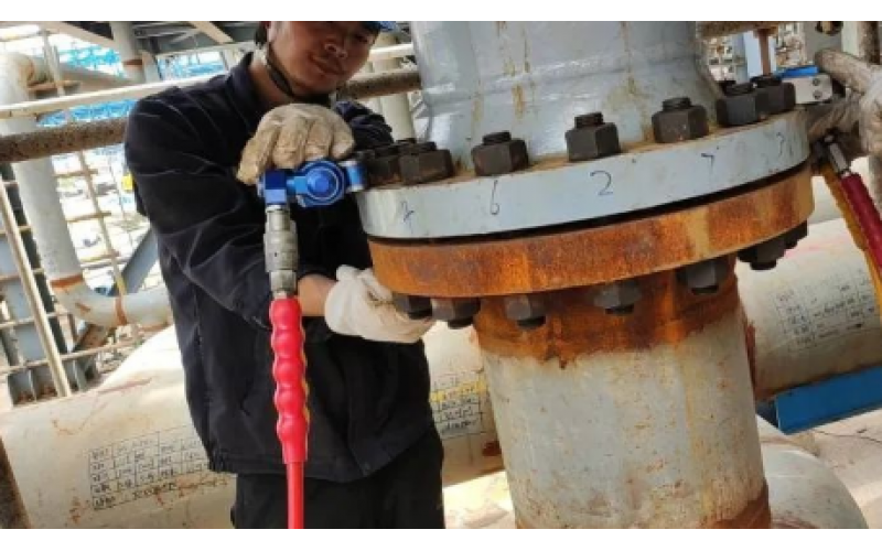 冶金余热回收设备螺栓安装预紧选用KWZK安博体育在线注册,安博体育（中国）液压力矩扳手